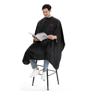 Cape de barbier noire résistante aux produits chimiques avec poche pour les mains - Product Image 4