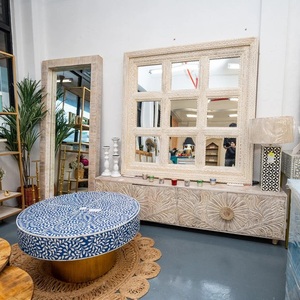 Miroir mural de style moderne pour intérieurs élégants, design en grille décorative avec un reflet lumineux et spacieux - Product Image 4