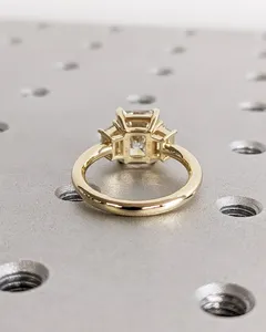 Anillo de Compromiso con Diamante Cultivado en Laboratorio de Corte Radiante en Oro Amarillo Sólido con Piedras Laterales en Forma de Baguette y Elegancia Atemporal, Ideal para Regalo - Product Image 2