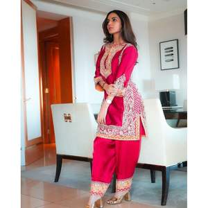 Conjunto de Top, Pantalones Plazzo y Dupatta en Color Rosa Oscuro con Bordado Chino para Fiestas, Karma Fashion para Mujer - Product Image 3