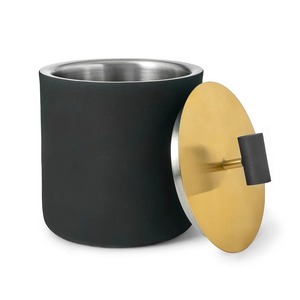 Moderna Cubitera Cilíndrica Negra Mate con Tapa Plana de Latón Dorado, Elegante Enfriador de Bebidas Metálico Bicolor Negro y Dorado - Product Image 1