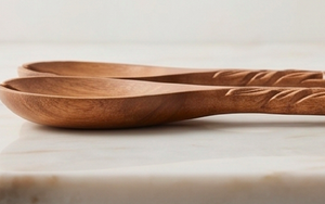 Ensemble de 2 cuillères à salade en bois sculptées à la main, design traditionnel, finition mate, pour événements de restauration et utilisation sur table. - Product Image 3