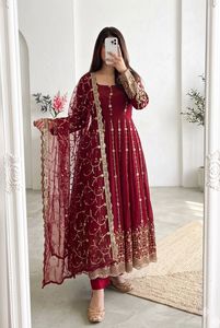 Robe en soie Fandy avec broderie de fil et travail de sequins, avec bas et dupatta, entièrement cousue, prête à porter. - Product Image 5