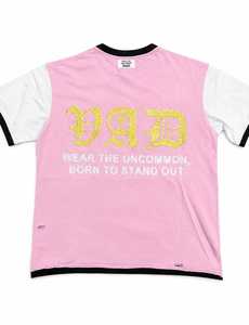 เสื้อยืดแขนสั้นคอโอพิมพ์ลายสไตล์สตรีทสำหรับผู้ชาย  ตกแต่งขอบตัดกันด้วยผ้าถัก  โลโก้ Club Pink ด้านหน้า  ทรงปกติ  ไม่หดตัว - Product Image 4