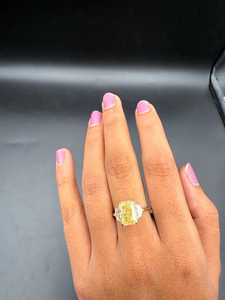Bague de luxe à trois pierres en diamant jaune vif taille radiant 3,01 carats, cultivé en laboratoire, avec or massif 18 carats, certifié IGI, pour mariée et mariage - Product Image 2