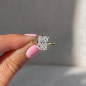 แหวนหมั้นเพชรเรืองแสงยาว14K สีเหลืองทองรัศมีที่ซ่อนอยู่ได้รับการรับรองจากผู้ผลิตทองที่เรียบง่าย3.30 CT - Product Image 4