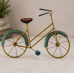 Sculpture artistique de vélo en laiton plaqué or pour décoration intérieure avec garde-boue à motifs verts et siège rouge - Product Image 6