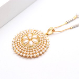 Conjunto de Collar y Pendientes de Perlas Blancas con Baño de Oro y Adornos Florales RAY FINE ORNATES, Joyería de Boda para Novia, Regalo, Certificado IGI - Product Image 2