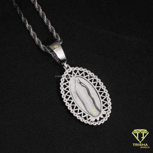 จี้เพชรโมอิสซาไนต์แบบ Iced Out พร้อมลวดลายละเอียดตรงกลางและเครื่องประดับเงินแท้ 925 คุณภาพพรีเมียม - Product Image 3