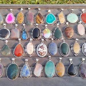 Pendentif en laiton avec pierre précieuse naturelle pour le bien-être spirituel, l'équilibre énergétique et des cadeaux élégants, disponible à un prix abordable - Product Image 6