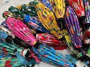 Lanterne traditionnelle en soie de Hoi An, lanterne vietnamienne en soie, lampes en bambou, lanterne en bambou et soie 35cm, couleurs assorties, décoration de mariage et de patio - Product Image 3