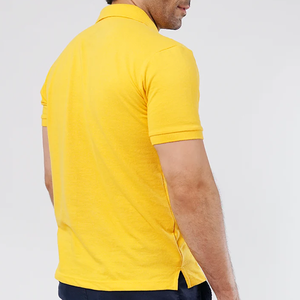 เสื้อเชิ้ตแขนสั้นผู้ชายสีเหลืองล้วน ผ้าฝ้ายระบายอากาศดี ติดกระดุม มีโลโก้แบบถัก สวมใส่สบายทรงปกติ - Product Image 1