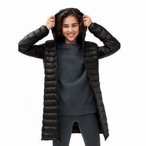 Veste d'hiver longue matelassée à capuche pour femme, manches longues, en polyester épais avec fermeture éclair, couleur noire unie - Product Image 2