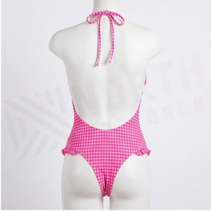 Traje de baño de una pieza de tela a cuadros rosa con volantes y escote halter para mujer - Product Image 2