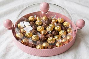 Plateau de service rond en métal martelé rose de luxe avec couvercle en verre transparent, cloche en acrylique, support à gâteau en acier inoxydable et poignées sphériques - Product Image 2