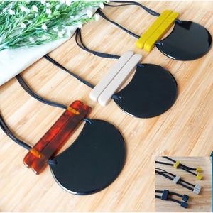 Collier en résine au design minimaliste fait à la main pour un usage quotidien et les tendances de la mode moderne - Product Image 4