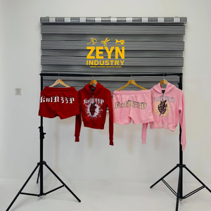 ชุดเซ็ตเสื้อฮู้ดและกางเกงขาสั้น 2 ชิ้นสำหรับผู้หญิงจาก ZEYN INDUSTRY พร้อมกระดุม ลายตัวอักษรพิมพ์บนผ้าตาข่าย ผ้าฝ้าย สีชมพูแดง สไตล์พังก์ สำหรับฤดูร้อน - Product Image 1