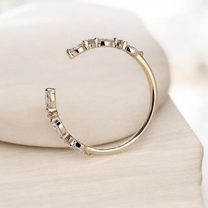 Anillo minimalista de oro macizo de 14 quilates con diamante marquise cultivado en laboratorio, diseño abierto, unisex, regalo moderno para él y para ti. - Product Image 5