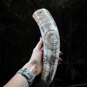 Cuerno de Búfalo Vikingo Hecho a Mano, Ecológico y de Lujo, Estilo Religioso y Moderno, Grabado para Celebraciones y Coleccionistas - Product Image 1