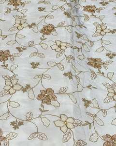 Tissu en soie brodé de perles très demandé pour foulards, châles et étoles de luxe, et pour la mode de créateurs, disponible à la vente - Product Image 4