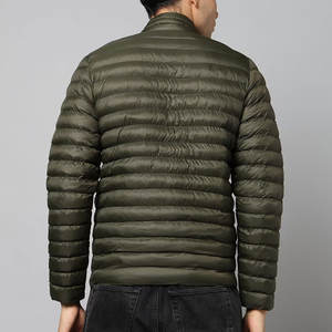 Chaqueta acolchada duradera para hombre para uso al aire libre y casual, chaqueta acolchada elegante para hombre con un moderno diseño acolchado. - Product Image 3