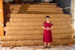 PRODUIT PHARE : Rouleau de fibres de coco tissées classiques à haute densité pour le contrôle de l'érosion des rives et la protection des pentes - Product Image 4