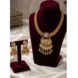 Ensemble collier et boucles d'oreilles en moissanite plaqué or de qualité supérieure, style Rajwadhi, pour collection de mariage. - Product Image 1