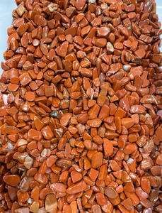 Vente en gros de copeaux de jaspe rouge naturel de petite taille en cristal non taillé pour la fabrication de bijoux pièces de copeaux d'agate de style décoration artistique - Product Image 5