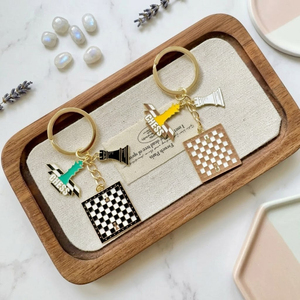 Porte-clés Émaillé Classique Personnalisé Échiquier en Stock, Pièces d'Échecs Rétro Roi, Cheval, Tour, Cadeau Jeu de Société - Product Image 1