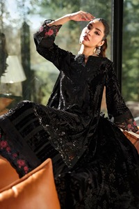 Robe Anarkali pakistanaise haut de gamme, noir jais, longue et sculpturale, avec épaulettes structurées audacieuses et détails complexes - Product Image 3