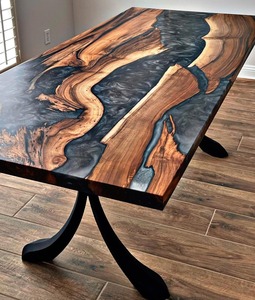 Table à manger en résine d'époxy et noyer faite à la main, avec bord naturel, design côtier moderne et pieds en métal - Product Image 1