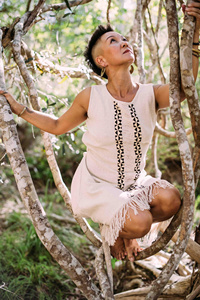 Vestido de Algodón de Estilo Bohemio con Detalle de Dobladillo Deshilachado, Cinturón Ajustable y Silueta Fluida y Relajada - Product Image 2
