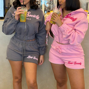 Ensemble de survêtement 2 pièces pour femme en coton délavé au soleil, comprenant un sweat à capuche court et un short, avec logo imprimé en relief personnalisé, style streetwear jogger - Product Image 1