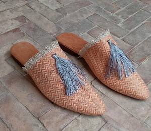 Babouches marocaines en cuir et tissu tressé – Chaussons faits main pour femmes - Product Image 2