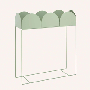 Jardinière en métal fini poudré, avec des détails texturés et des tons élégants, conçue pour compléter les décors sélectionnés et d'inspiration patrimoniale. - Product Image 3