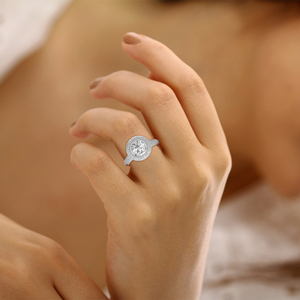 แหวนมอสซาไนต์ 1.55 กะรัต ทรงกลมประดับเพชรรอบวง สำหรับผู้หญิง - Product Image 4