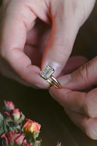 Bague de fiançailles en or jaune 14 carats avec diamant de laboratoire serti clos en émeraude de 2 carats pour femme, cadeau d'anniversaire, prix de gros - Product Image 3