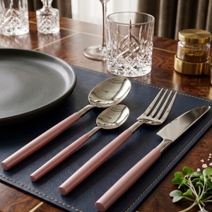 Vaisselle de location pour restaurants et hôtels, idéale pour mariages, avec manche rose poli miroir, comprenant cuillère, fourchette et couteau. - Product Image 6
