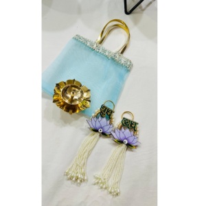 Ensemble de sacs cadeaux en organza style religieux, découpés et imprimés, décoratifs, avec lotus, diya, perles et pompons pour Diwali, mariages et cadeaux festifs - Product Image 3