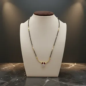 Collar mangalsutra de diseñador con cuentas negras y detalles en oro, con colgante redondo con incrustaciones de piedras, joyería moderna y tradicional para mujeres. - Product Image 2