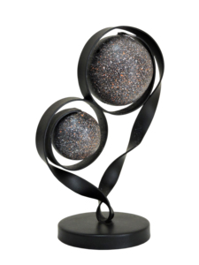 Escultura Abstracta de Aluminio Hecha a Mano, Dúo de Esferas Flotantes sobre Cintas Metálicas Retorcidas, Decoración Moderna para Mesa en Negro y Moteado - Product Image 4