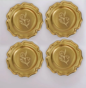 Ensemble de quatre sous-verres en laiton à bords festonnés, gravés de motifs floraux raffinés, disponibles à prix de gros. - Product Image 1