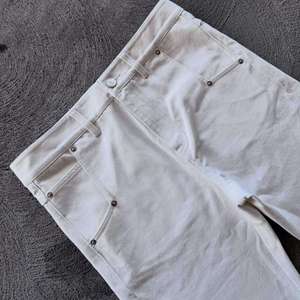 Jean droit vintage en coton pour homme, coupe évasée, finition délavée, imprimé lettres et décoration rivets, broderie personnalisable, denim - Product Image 3