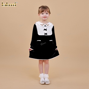 Robe en velours noir DR4506 pour enfants, style décontracté automne, motif floral, 100% coton, smockée à la main, silhouette trapèze, écologique - Product Image 5