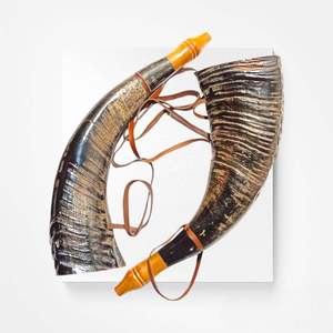 Chope à bière en corne de Viking, style religieux animalier, faite à la main, toucher réel, avec support en cuir, pour mariage, maison, hôtel, cornes gravées - Product Image 6