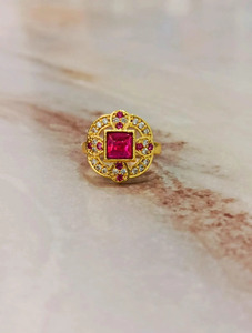 Bague de luxe plaquée or avec pierre carrée en cristal rouge, halo floral, bijoux de créateur pour mariée, mariage, mode, pour femmes et jeunes filles, vente en gros - Product Image 1