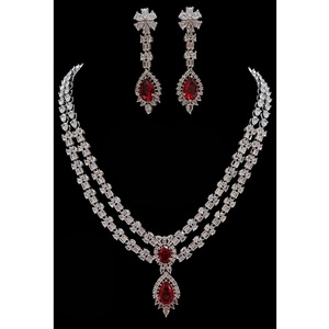 Ensemble collier et boucles d'oreilles en cristal plaqué argent avec pierres en rubis taille poire, bijoux de mariage classiques pour femmes - Product Image 1