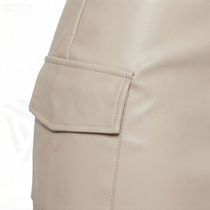 Jupe courte en similicuir taille haute pour femme avec ceinture, poches cargo, couleur unie, coupe ajustée, style toutes saisons - Product Image 5