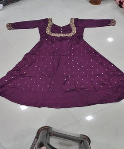 ชุดเลเฮนกาปักลายดิ้นไหมวิชิตร้าสุดหรู พร้อมผ้าคลุมไหล่ สำหรับงานเทศกาล ราคาขายส่ง เสื้อผ้าชาติพันธุ์ สีม่วง - Product Image 6