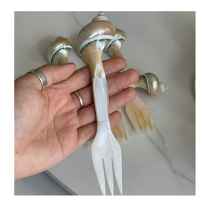 Cuchara de Concha Natural con Mango de Nácar, Vajilla Decorativa Hecha a Mano para Comidas Elegantes - Product Image 1